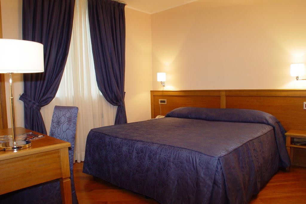 Hotel Iris Genua Zimmer foto